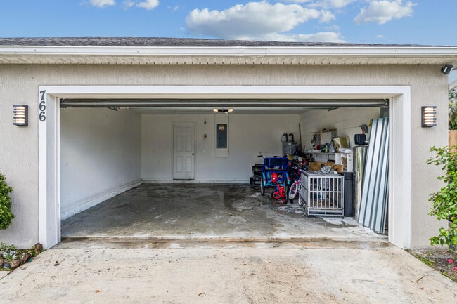 Building Photo - 766 SE Academy Ln