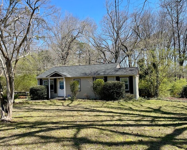 Building Photo - 2 Bedroom / One bathroom house!