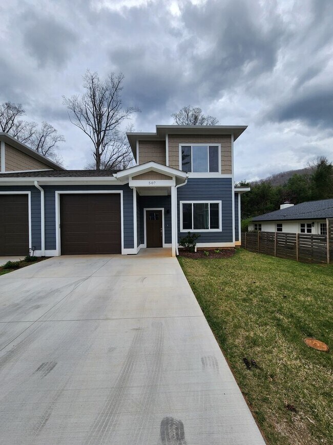 Building Photo - New Construction-Black Mountain Rental!