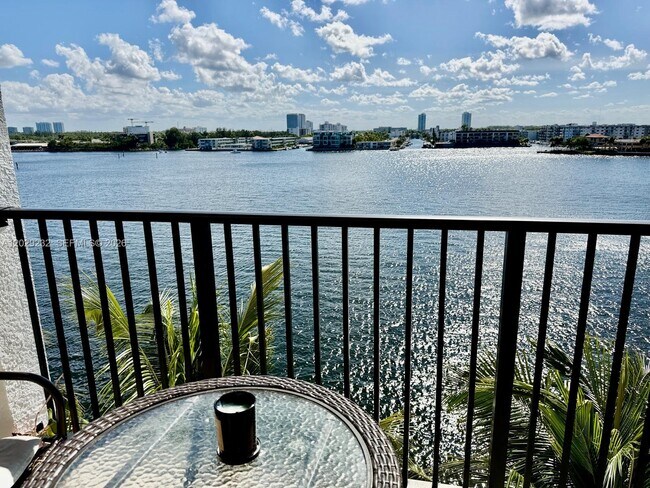 Foto del edificio - 17100 N Bay Rd