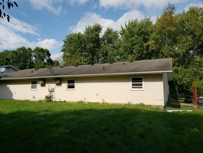 Building Photo - 607 Oak St