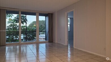 Building Photo - 120 Royal Pk Dr