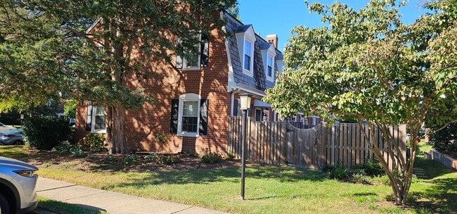 Photo - Beautifully Maintained 2 Bed 2 Bath + Den ... House