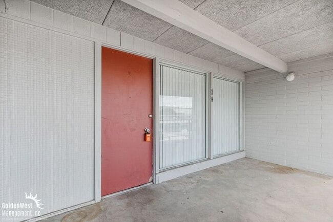 Building Photo - Beautifully Renovated 2Bdm 2Ba Apartment in Phoenix - MI Special