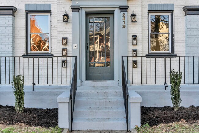 Foto del edificio - 2419 Barton Ave