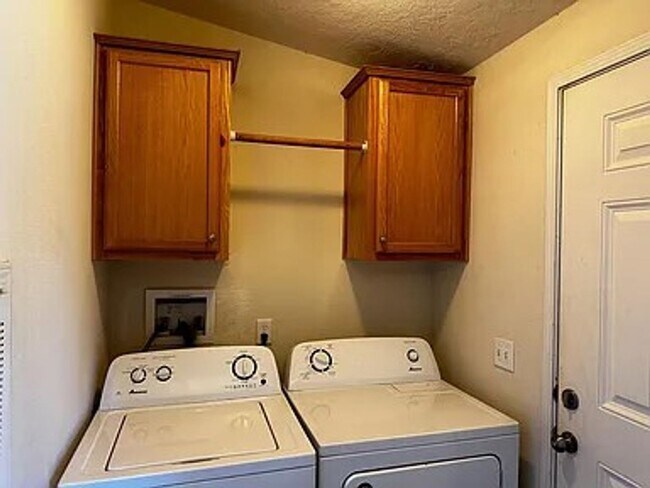 Building Photo - For Rent | Spacious 2 Bedroom + Den Home in Ocean Park