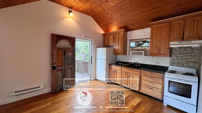 Foto del edificio - Quaint cottage with hardwood floors, private entrance and patio, surrounded by lush gardens!