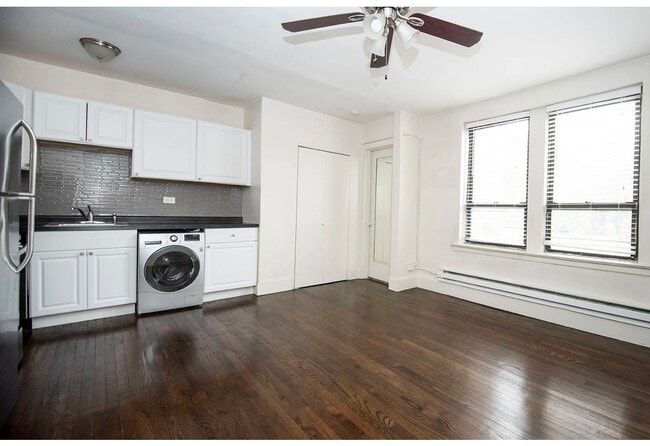 Building Photo - 3345 N Marshfield Ave