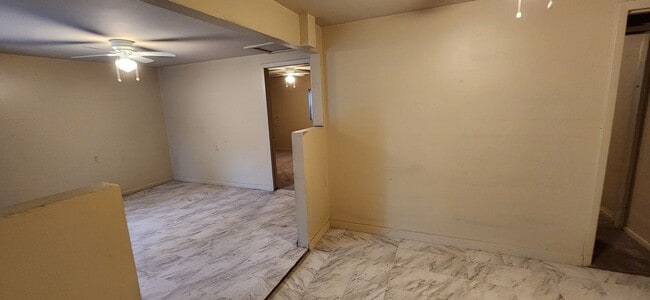 Building Photo - Veller