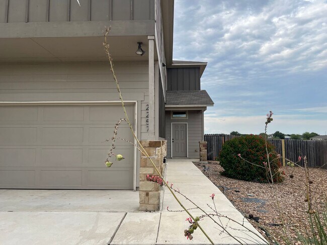Building Photo - Luxury 3/2.5 2 Story Townhouse in NBTX