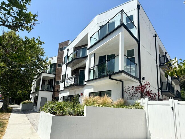 Building Photo - Riverside 4 Lease