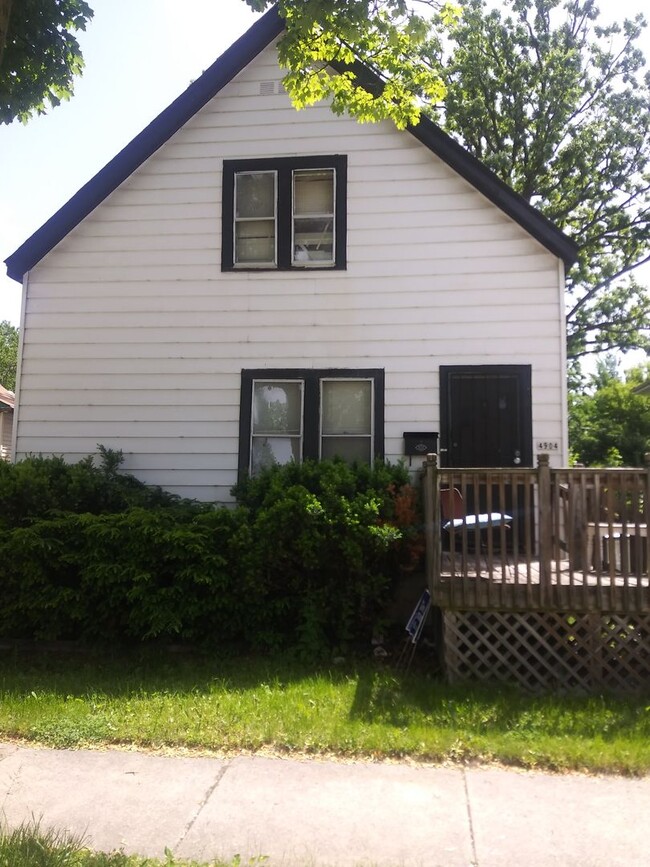 3 Bedroom Single Family Home House Rental in Milwaukee, WI