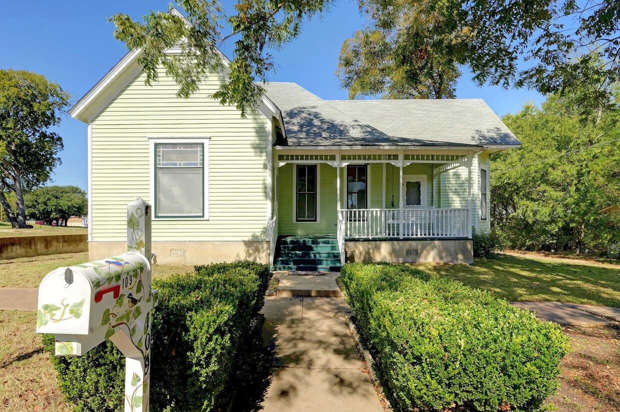 Foto principal - 109 E 8th St