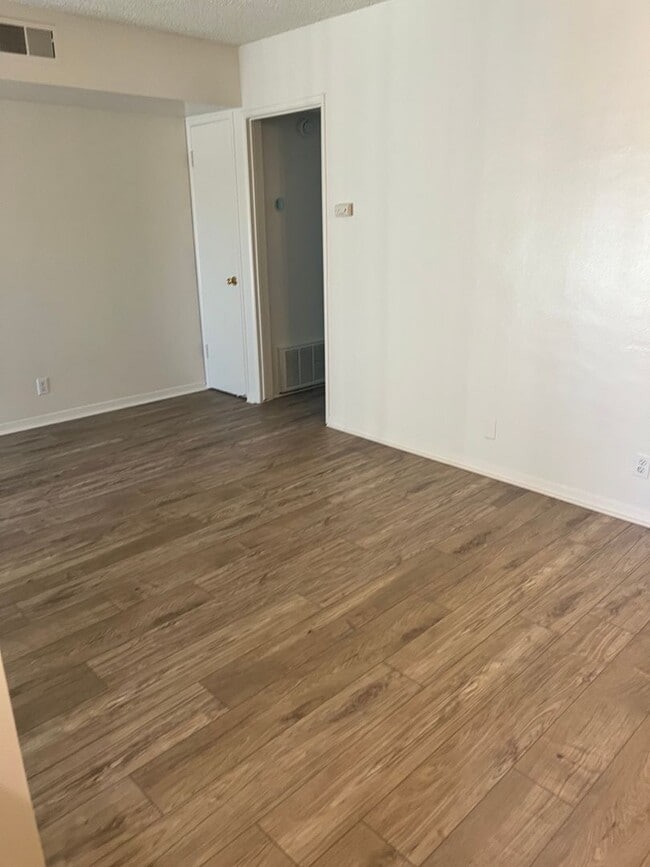 Foto del edificio - Second-floor 1-bedroom apartment in Whittier.