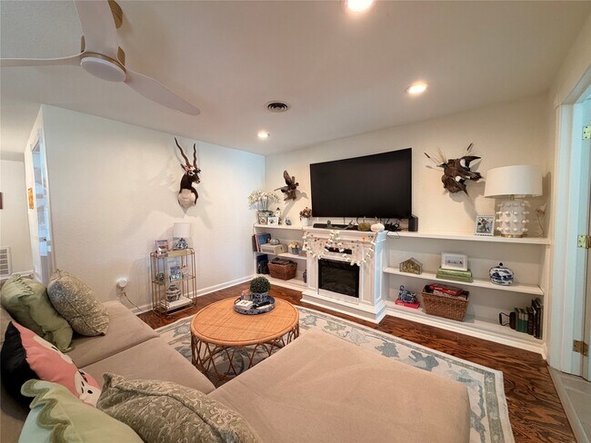 Building Photo - 5522 Avenue O 1/2