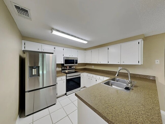 Building Photo - 2809 Cedaridge Dr