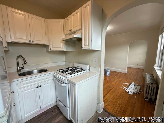 Building Photo - 349 Pleasant St