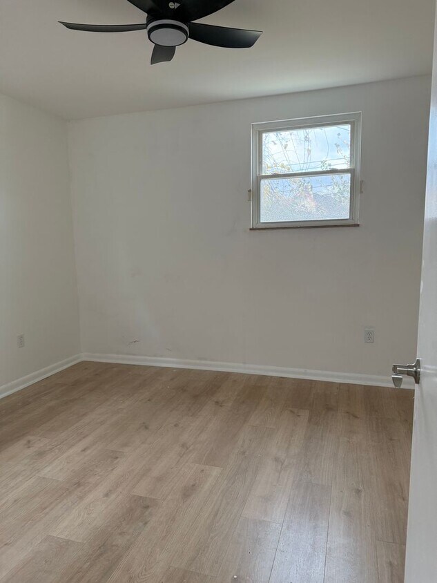 Foto del edificio - Spacious 1-Bedroom Apartment near the Lake!