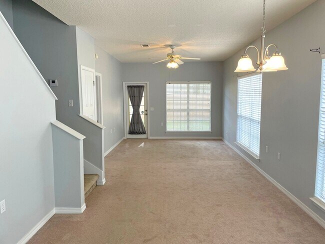 Building Photo - Introducing a Charming Home Retreat Located in the Heart of Pensacola