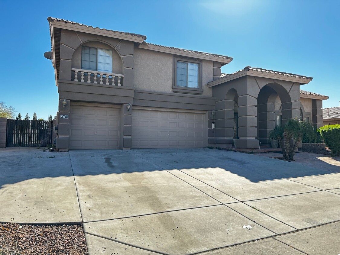 Building Photo - HIGHLY DESIRABLE AND SPACIOUS GATED COMMUN...