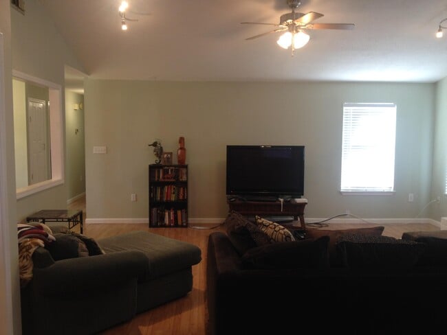 Building Photo - 300 Spanish Moss Trail