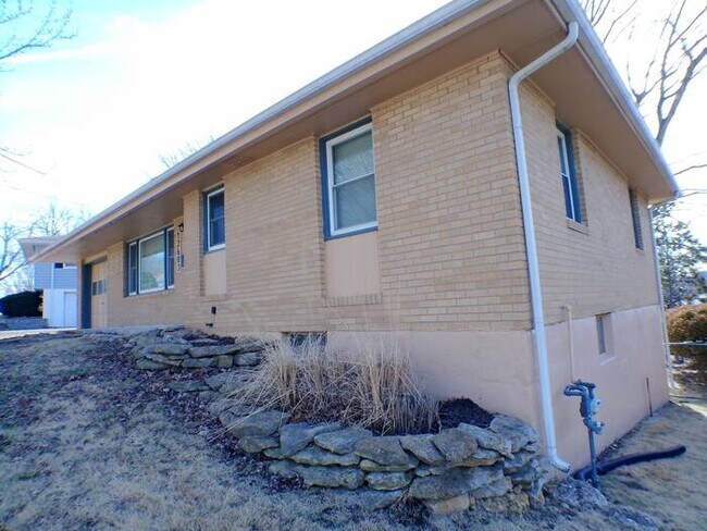 Building Photo - Charming 3 bedrooms and 1 bath brick ranch located on E Erickson Rd in Independence