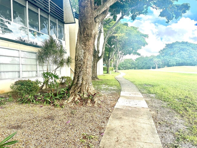 Foto del edificio - 9080 Lime Bay Blvd