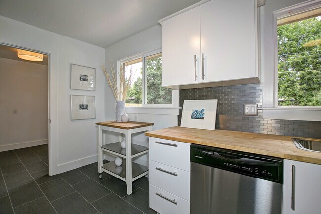 Foto del edificio - Rent this Gorgeous Fully Updated 3 Bd/ 1.5...