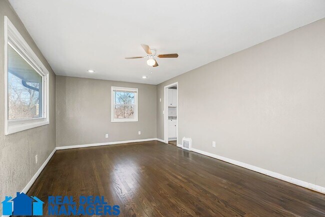 Foto del edificio - Spacious 4-Bedroom Home with 3 Full Baths ...