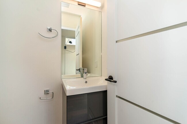 Building Photo - 5450 Delridge Way SW