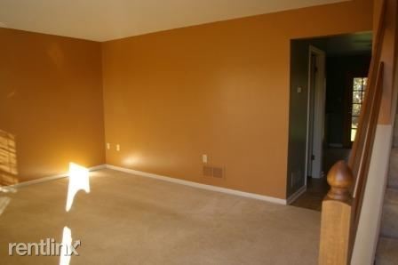 Building Photo - 3 br, 1.5 bath Townhome - 444 Rockwood Dr