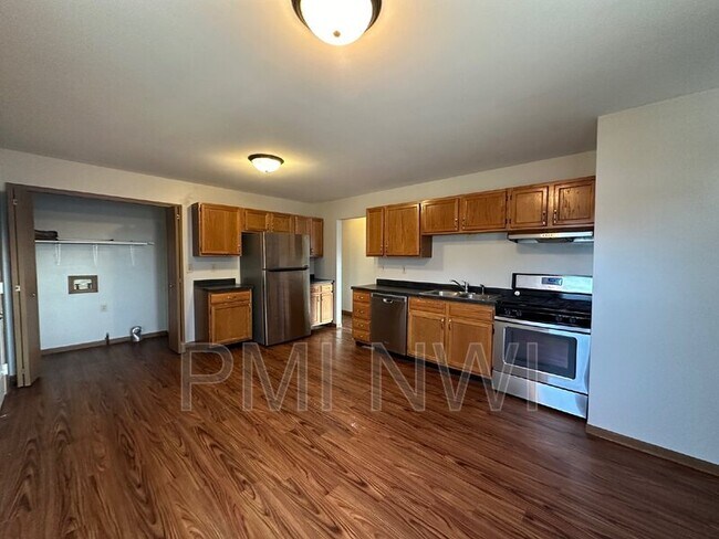 Building Photo - 350 Rickenbacker Ct