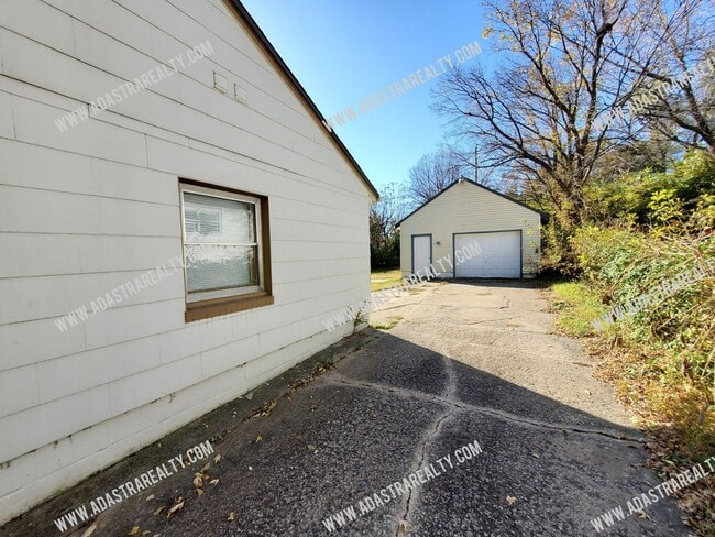 Building Photo - Affordable Home in KCMO-Available in JULY!!