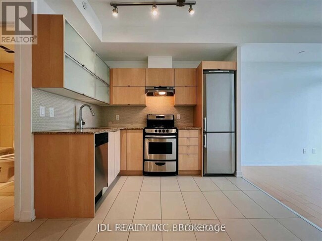 Building Photo - 170-1170 Fort York Blvd