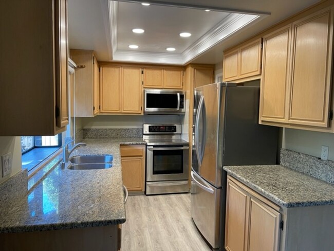 Building Photo - Updated 3 bedroom, 2.5 bath, 2 story townh...