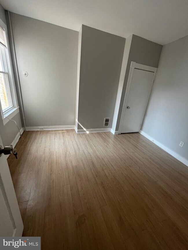 Building Photo - 228 N Kenwood Ave