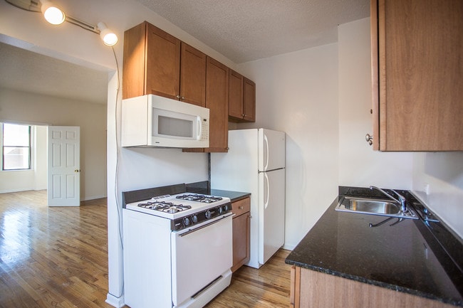 Kitchen - Buena Terrace - 4242 N Sheridan Rd
