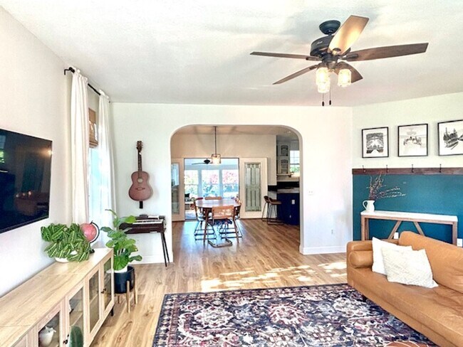 Foto del edificio - Large 3 Bedroom, 2 Bath Home in McMinnvill...