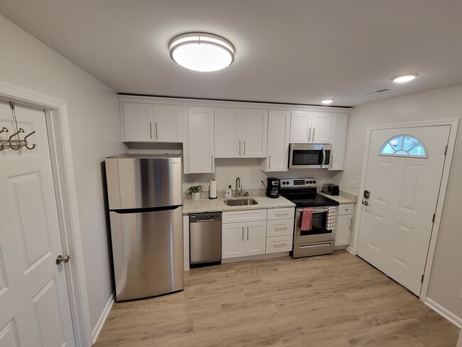 Full Kitchen - 1511 E High St