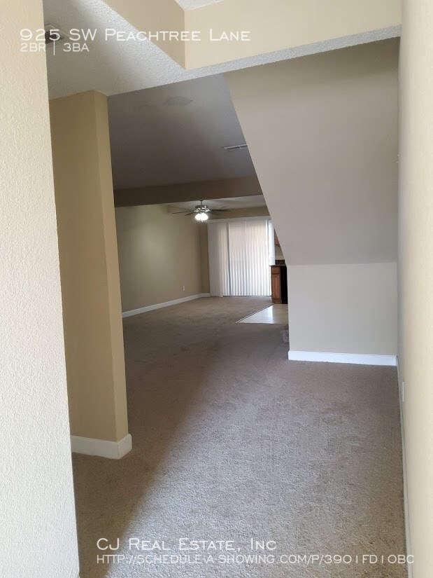 Building Photo - 925 SW Peachtree Ln
