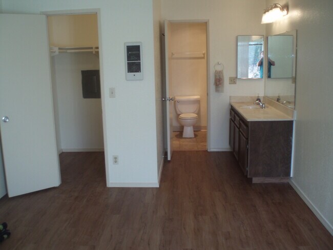 Foto del edificio - 7504 Parkway Dr