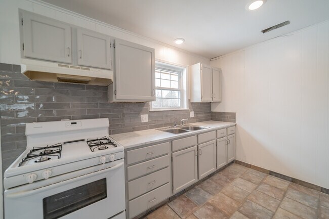 Building Photo - 1227 N Double Springs Rd