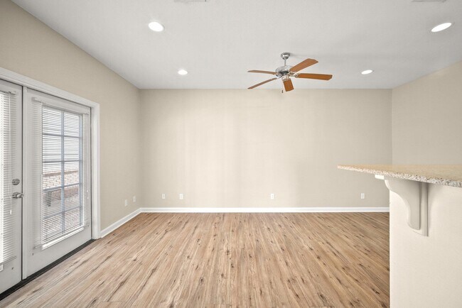 Foto del edificio - 830 Arbor Lake Dr