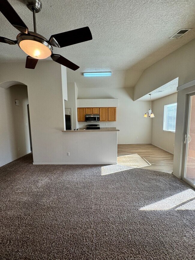 Building Photo - Cute 2 bed 2 bath home with office!