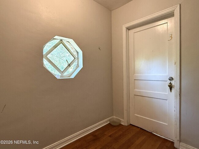 Foto del edificio - 1557 Ingleside Ave