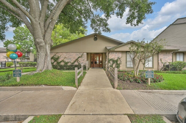 Building Photo - Green Arbor
