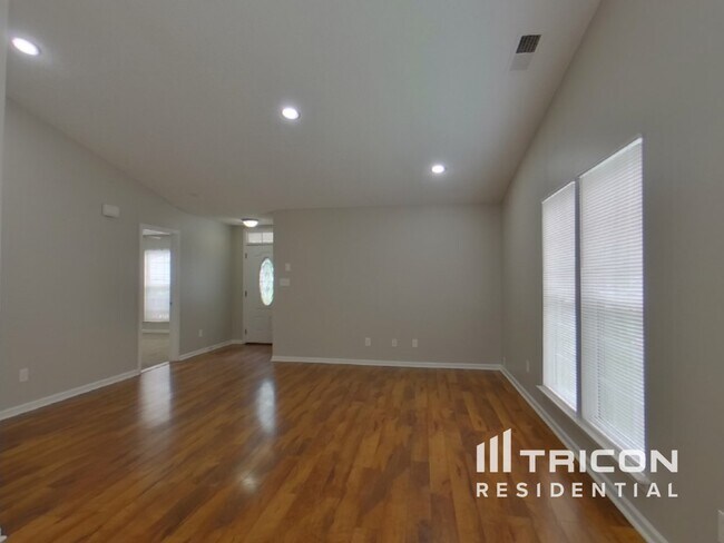 Foto del edificio - 3027 Salmon River Dr