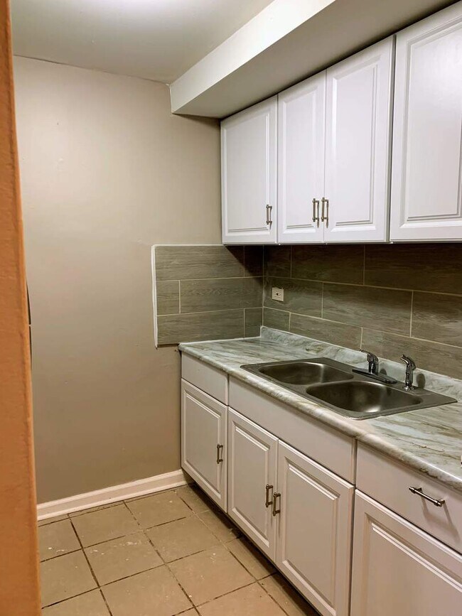 Building Photo - 615 Hill Dr