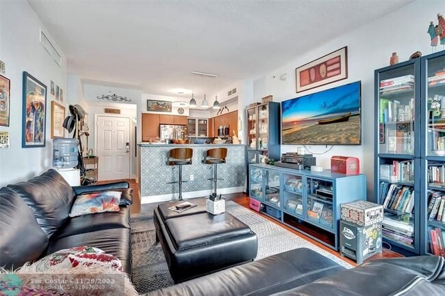Building Photo - 806 E Windward Way