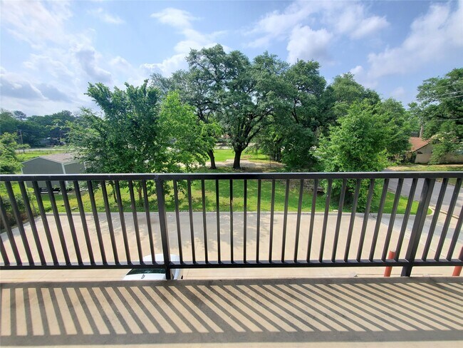 Building Photo - 501 E Davis St